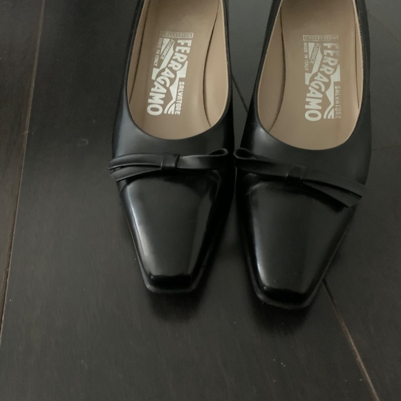 Salvatore Ferragamo 2 inch black pumps, narrow bow - Picture 4 of 4